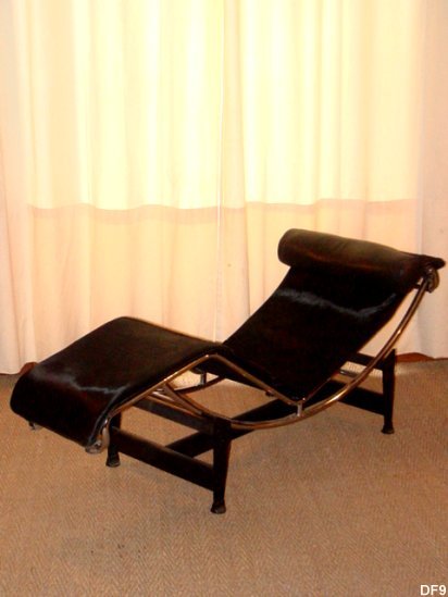 LE CORBUSIER chaise longue, LC4 d'aprs le modle B306, crateurs: LE CORBUSIER, Pierre JEANNERET et Charlotte PERRIAN pour THONET & EMBRU 1928. Edition CASSINA vers 1980. Mtal laqu noir et chrome, cuir vache poils noir.