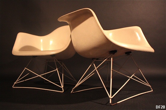 Paire de chauffeuses "Charles Eames" vers 1950, coque en fibre de verre, pied trapze en mtal laqu, coloris ivoire.
