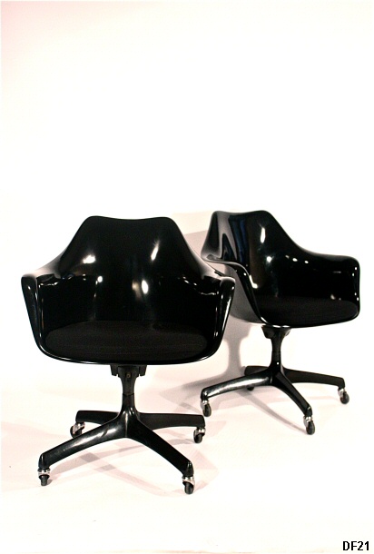 Rare fauteuils de bureau Eero Saarinen dition Knoll vers 1960, pied cruciforme sur roulettes, assise tournante, rsine et mtal laqu noir, galette noire. Parfait tat.