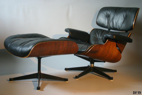 Charles et Ray EAMES dition Henry Miller (modle antrieur  1971). Lounge Chair et Ottoman 1956, coque en multipli plaqu palissandre de Rio, coussins revtus de cuir noir, pied toile en profil d'aluminium.