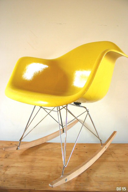 Rocking chair "Charles EAMES" en fibre de verre d'poque, pied dition rcente, coloris jaune citron