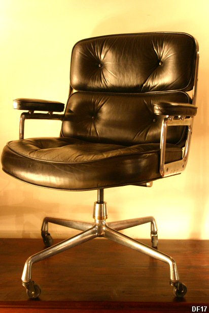 Charles et Ray EAMES "TIME LIFE CHAIR" 1960 Executive Work Chair, structure en fonte d'aluminium, roulettes, pivotante, coussins revtus de cuir marron.
