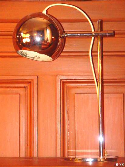 Lampe de bureau vers 1970, rflecteur boule, rglable en hauteur, mtal chrom.