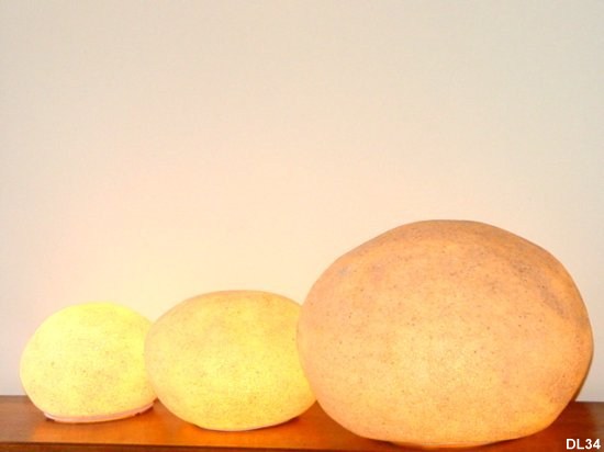 Ensemble de trois luminaires galet "Andr CAZENAVE" vers 1970, fibre de verre et polyester.