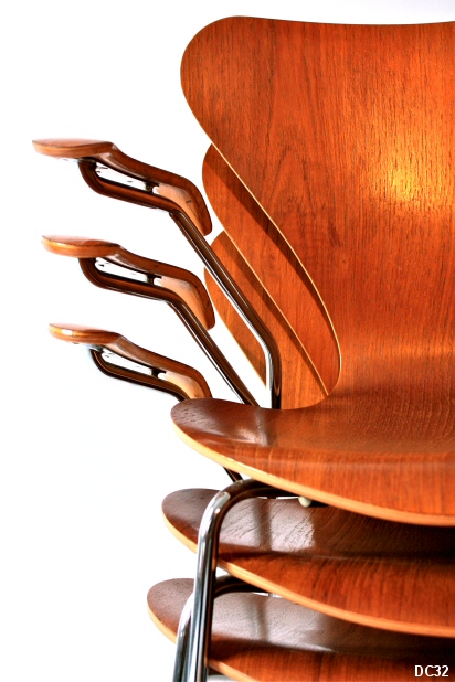Chaise accoudoirs" srie 7 "Arne Jacobsen
