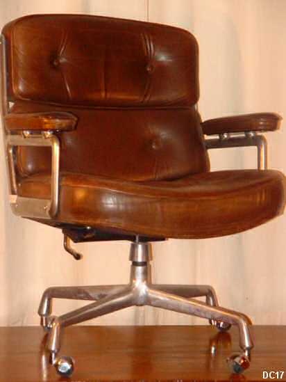 Charles et Ray EAMES "TIME LIFE CHAIR" 1960 Executive Work Chair, structure en fonte d'aluminium, roulettes, pivotante et basculante, coussins revtus de cuir marron.