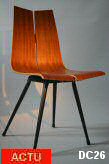 Suite de six chaises. Très beau modèle de 1954, Hans Bellman SWITZERLAND, multiplis thermoformés, plaqué acajou blond, piètement aiguille laqué noir.