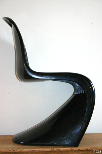 Chaise PANTON dition Herman Miller, 1971, chaise monobloc en rsine noire, empilable.