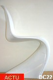 Chaise Verner PANTON modèle d'exposition, chaise monobloc en mousse polyuréthane blanche, empilable.