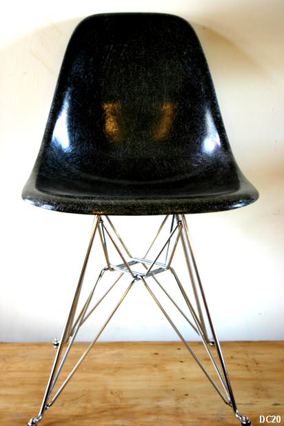 Chaises "Charles EAMES" en fibre de verre d'poque, pied dition rcente, coloris noir