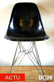 Chaise "Charles EAMES" en fibre de verre d'époque, pied édition récente, coloris noir