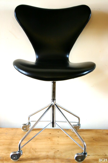 Chaise vers 1955, Arne JACOBSEN, Danemark, dition Fritz HANSEN  modle fourmi, pied secrtaire, assise ska noir (trs bon tat), pieds en mtal chrom, hauteur rglable