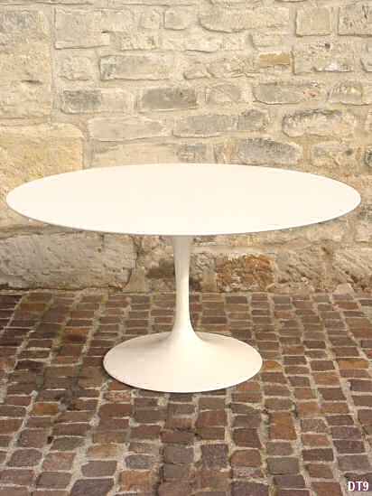 Table Eero SAARINEN, date de cration: 1956, modle vers 1970, plateau en mlamin blanc, parfait tat, pied Tulipe d: KNOLL International.
