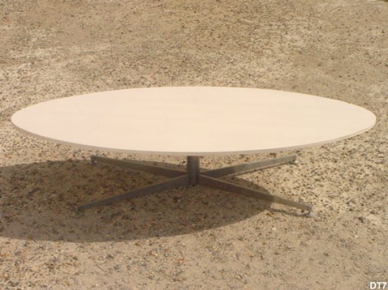 Table basse vers 1970, de forme ovode, pierre blanche, pitement toile en inox