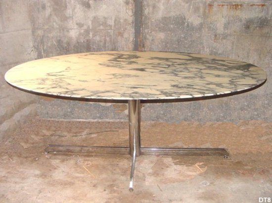 Table  manger, ovale vers 1970 dition  "Roche Bobois", plateau en marbre verni, pied toile, inox.