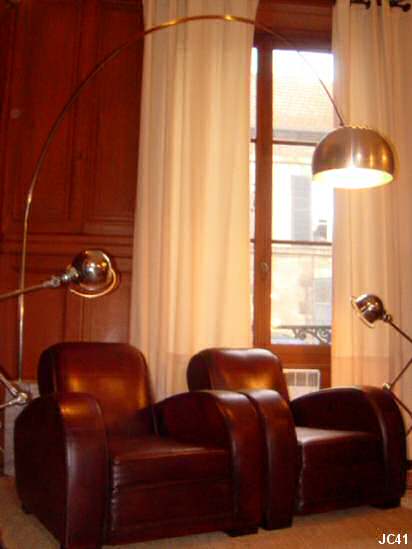 Paire de fauteuils club "BENTLEY", gnreux, vers 1930, modle moderniste, beau dtail de dossier cylindre, tapisserie et peausserie neuves, basane de mouton patine main, coloris: marron fonc.