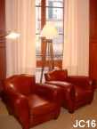 Paire de fauteuils "MOUSTACHE", vers 1930, généreux, belles proportions, tapisserie et cuir neuf, coloris: marron.
