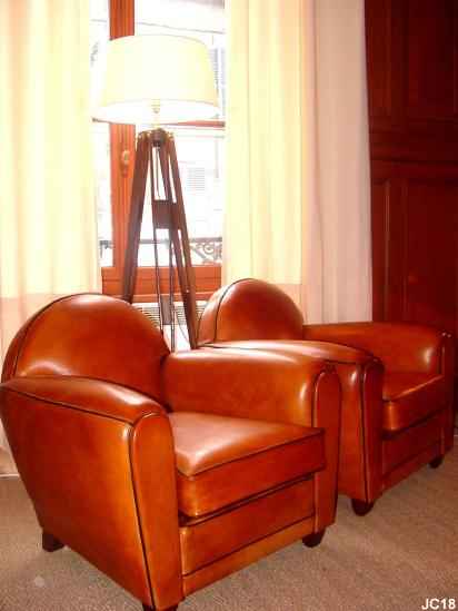 Paire de fauteuils club "OXFORD", beau modle Art-Dco vers 1930, dossier rond, tapisserie et peausserie neuves, coloris: fauve.