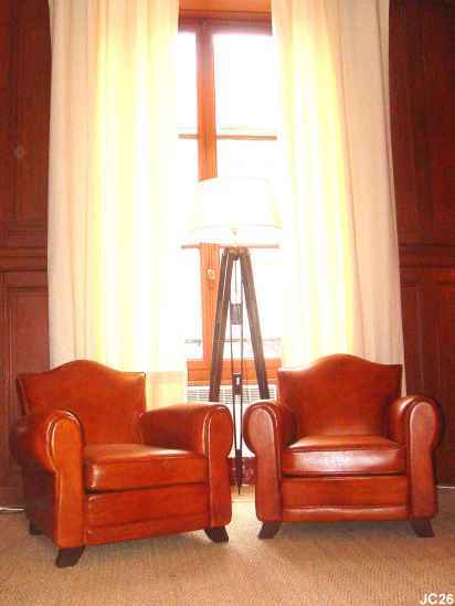 Paire de fauteuils club, gnreux, vers 1930, modle cubique, tapisserie et peausserie neuves, coloris: marron fonc.