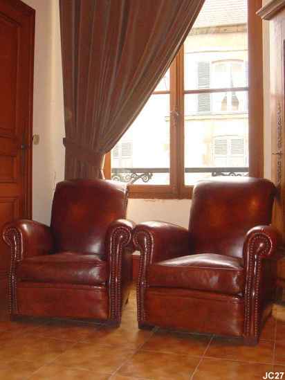 Paire de fauteuils club, vers 1900, modle clout, garniture crin, coussin plume, tapisserie et peausserie neuves, coloris: marron.
