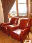 Paire de fauteuils club, vers 1950, belles lignes, de petite taille, dossier haut, tapisserie et peausserie neuves, coloris: cognac.