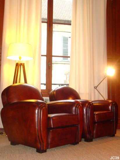 Paire de fauteuils club, "Art Dco", vers 1930, gnreux, dossier rond, tapisserie et cuir neuf, coloris: marron
