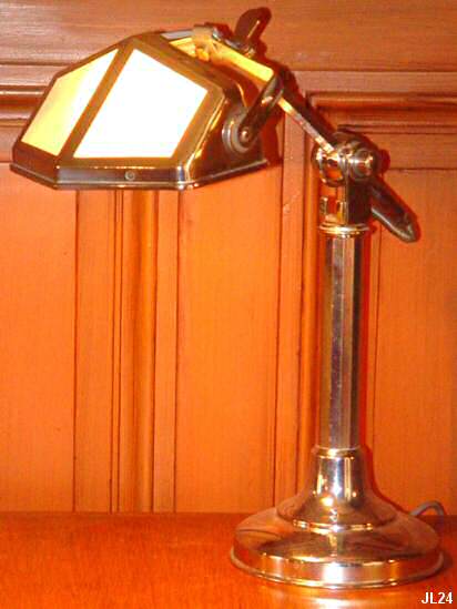 Lampe de bureau, travail français vers 1930 avec bras télescopique, 2 positions, pied chrome, réflecteur en verre blanc.