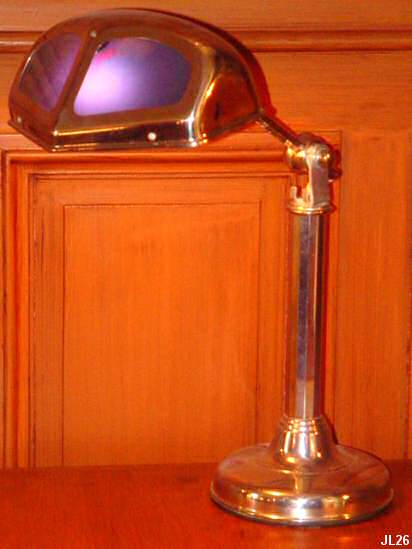 Lampe de bureau, travail français vers 1930 avec bras télescopique, 2 positions, pied chrome, réflecteur en verre bleu.