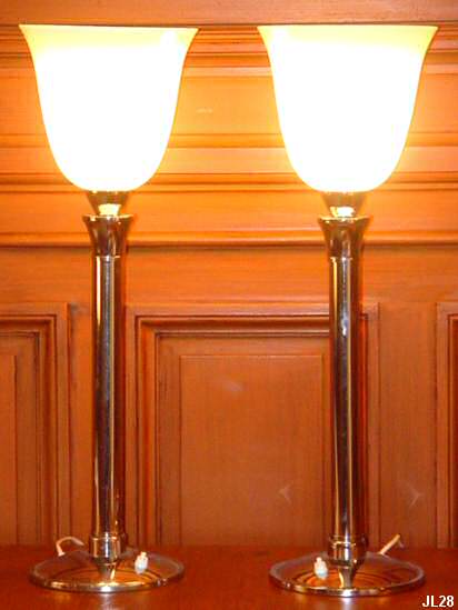 Lampes  poser vers 1930, modle archtypique Art-Dco, chrome, verrerie opale.