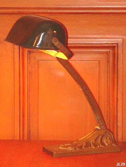 Lampe de bureau vers 1900, bras articul, rflecteur maill, pied fonte.