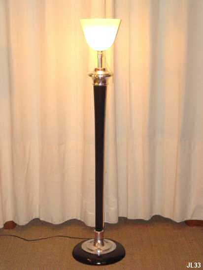 Lampadaire de marque MAZDA vers 1930, modle archtypique Art-Dco, opaline d'origine, bois laqu noir et aluminium poli.