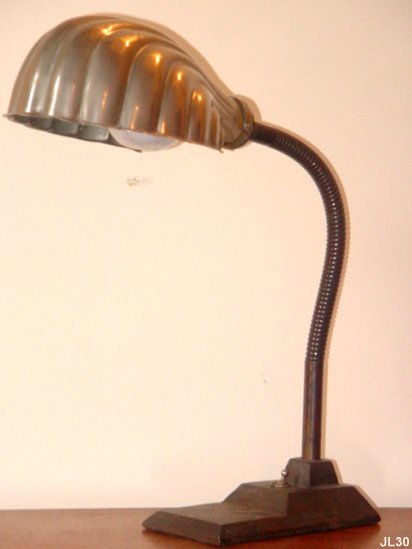 Lampe coquille vers 1930, travail anglais, modèle archétypique Art-Déco, bras flexible, pied fonte.