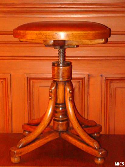 Tabouret vers 1930, pied perroquet, bois courb, assise en cuir rglable, htre cir.