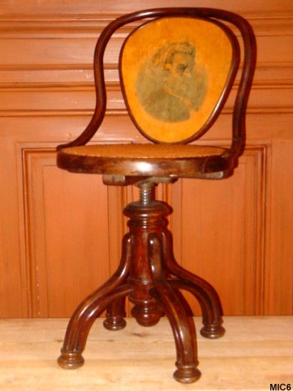 Chaise de musique, viennoise, de marque THONET vers 1910, rglable en hauteur, pied perroquet, peinture sur dossier recto verso, htre, coloris marron fonc, cannage neuf.