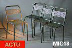 Série de 4 chaises tubulaires, assise et dossier métal ajouré. Intéressant jeu de transparence pour ces chaises en acier.