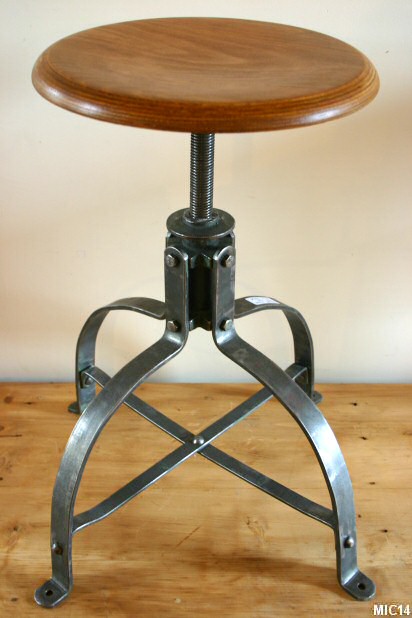 Tabouret d'atelier en acier brut, vers 1950, assise multiplis de hêtre, hauteur réglable; modèle en fer plat