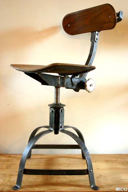 Chaise d'atelier en acier brut, vers 1950, multiplis de htre hydro forms, nombreux rglages de dossier, hauteur rglable; existe en plusieurs hauteurs; modle en fer plat