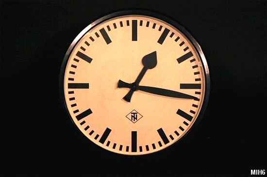 Horloge TN en bakélite, style BAUHAUS, fonctionnement à quartz, made in Germany.