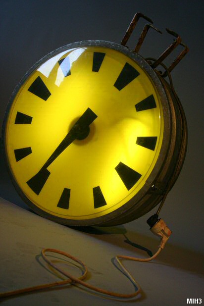 Horloge lumineuse jaune, double face, structure aluminium et cadran en perspex.