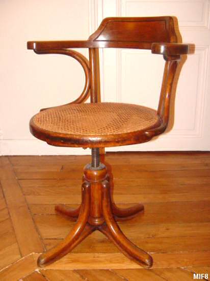 Fauteuil de bureau THONET vers 1930, bois courb, pied perroquet, assise canne, rglable en hauteur, htre massif