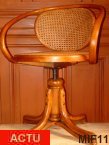Fauteuil en bois courbé THONET vers 1930, pied perroquet, pivotant , réglable en hauteur, hêtre ciré, cannage neuf.