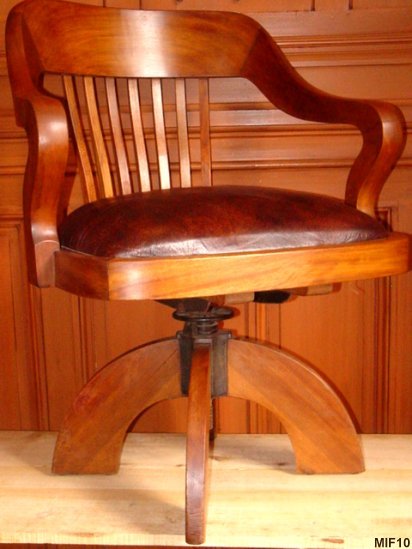 Fauteuil de bureau de type "amricain", vers 1920, trs beau pied en arc de cercle, pivotant, rglable en hauteur, acajou massif, assise cuir "chocolat".