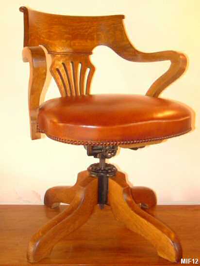 Fauteuil de bureau de type "amricain", vers 1920, trs beau modle de chez "STANDARD", pivotant et basculant, rglable en hauteur, assise en cuir de mouton, chne massif.