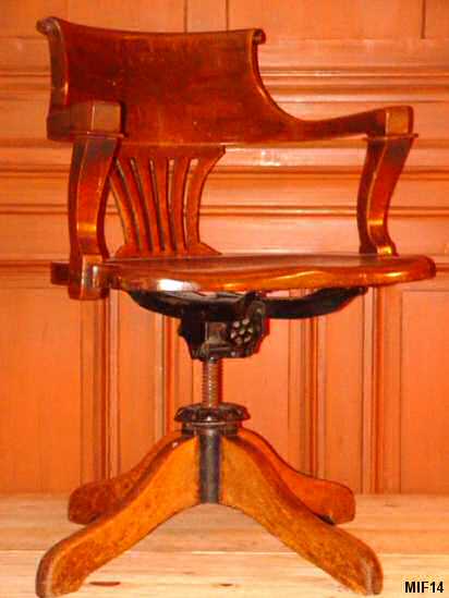 Fauteuil de bureau de type "amricain", vers 1920, trs beau modle de chez "STANDARD", pivotant et basculant, rglable en hauteur, chne massif.