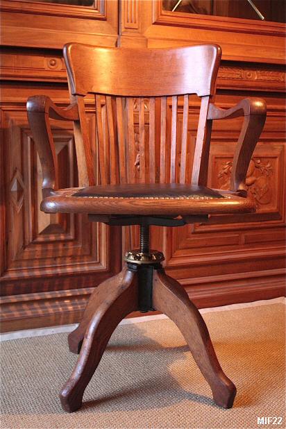 Fauteuil de bureau de type "amricain", vers 1930, pivotant, rglable en hauteur, assise cuir, chne massif.