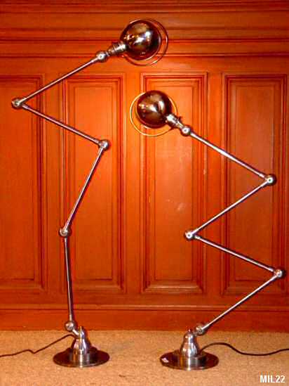 Lampe de type industriel vers 1950, travail français, nombreuses articulations (connexions sans fil), acier brut poli brillant, rotules en aluminium.   Vendues aussi par paires