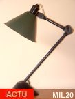 Lampe industrielle GRAS vers 1950, socle fonte, bras articulés, réflecteur laqué vert wagon.