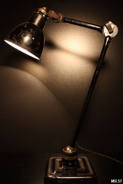 Lampe "Gras", vers 1950, socle émaillé, réflecteur laqué noir, peinture d'origine.