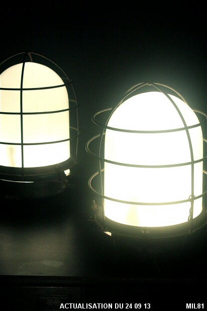 Luminaires de balisage en verre opale, d'origine marine, vers 1930, entièrement étanches, pattes de fixations, acier brut.