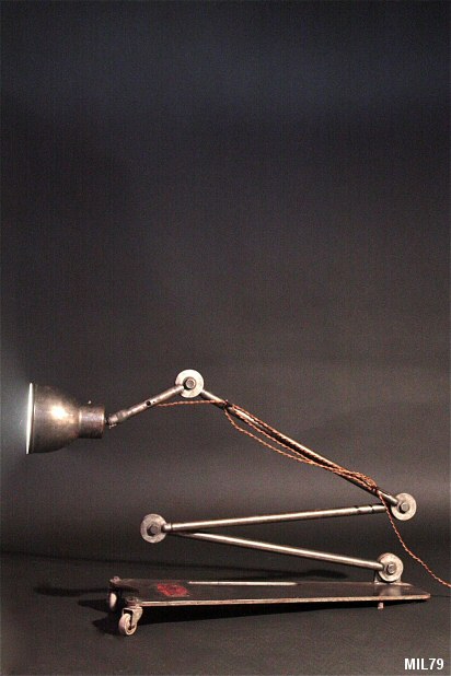 Lampe d'atelier de mcanique "DESVIL" vers 1950, nombreuses articulations, sur socle  roulettes, acier brut, coloris graphite